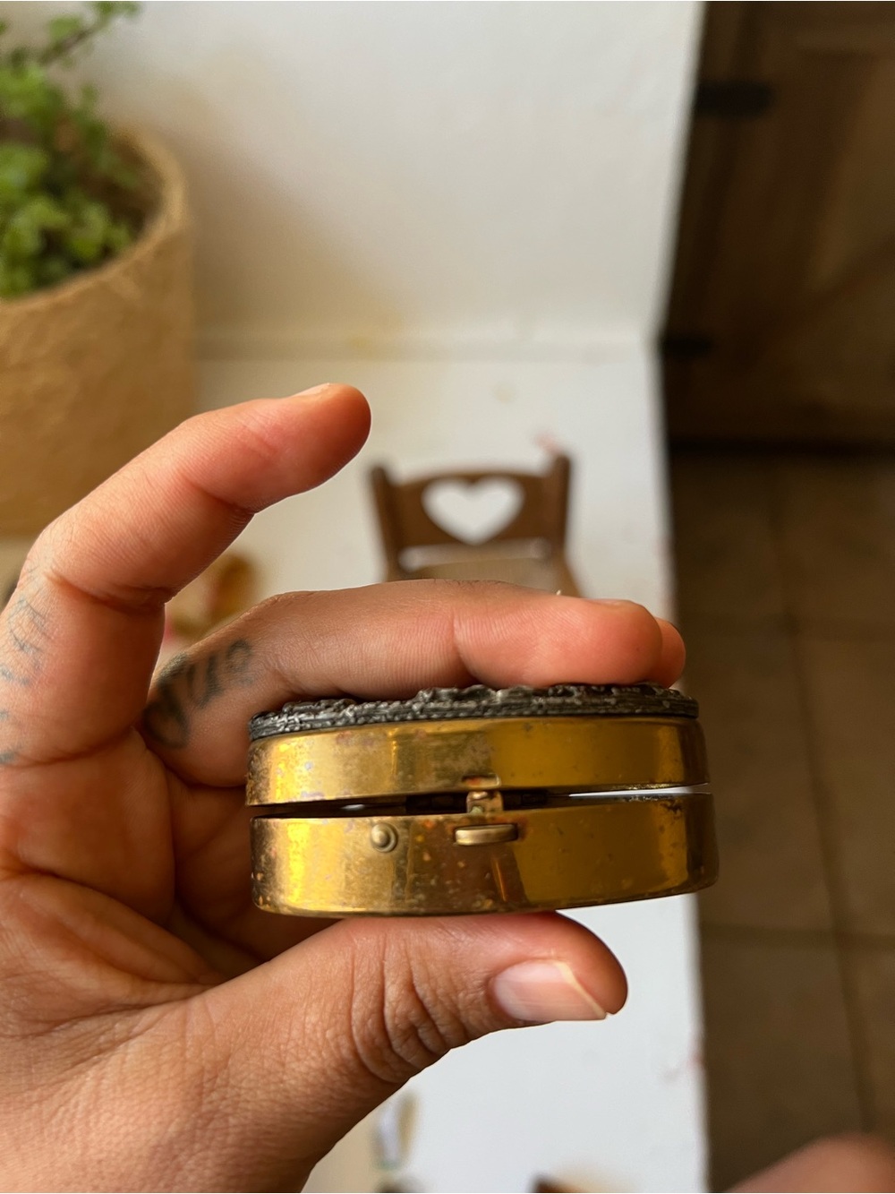 Antiguo vintage Small Round Gold Tone Trinket Box